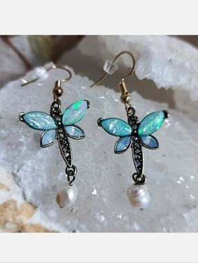 Opalescent Dragonfly Pierced Earrings NEW on Card Cultured Pearls Delicate